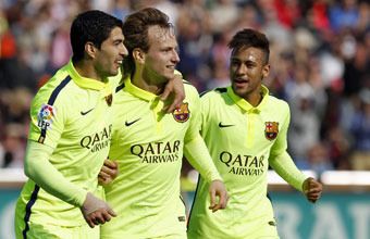 FC Barcelona defeat Granada 3-1 to remain second.