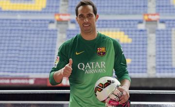 Barça unveil their third signing, Claudio Bravo.