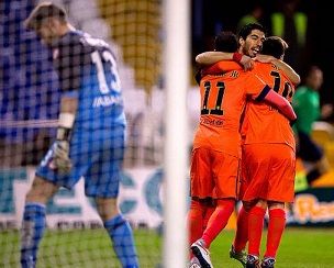 Barça defeat Deportivo 4-0 to remain second.