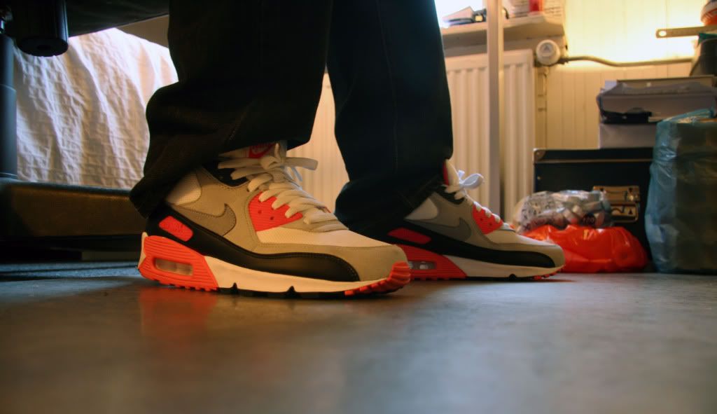 [img width=1024 height=591]http://i745.photobucket.com/albums/xx99/oldskoolpinda/Wivah/AirMax90_infrared.jpg[/img]